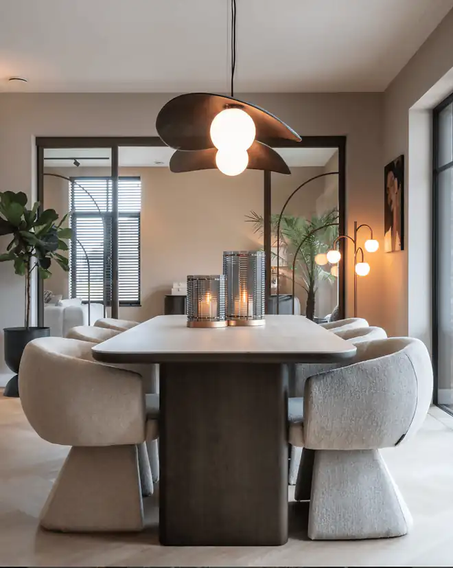 Richmond Interiors valgomojo interjeras: šviesaus stalviršio stalas, kreminės boucle kėdės ir dizainerinis pakabinamas šviestuvas