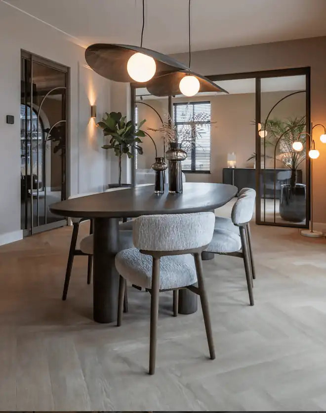 Richmond Interiors ovalus tamsaus ąžuolo valgomojo stalas su pilkomis boucle kėdėmis ir lapų formos pakabinamais šviestuvais